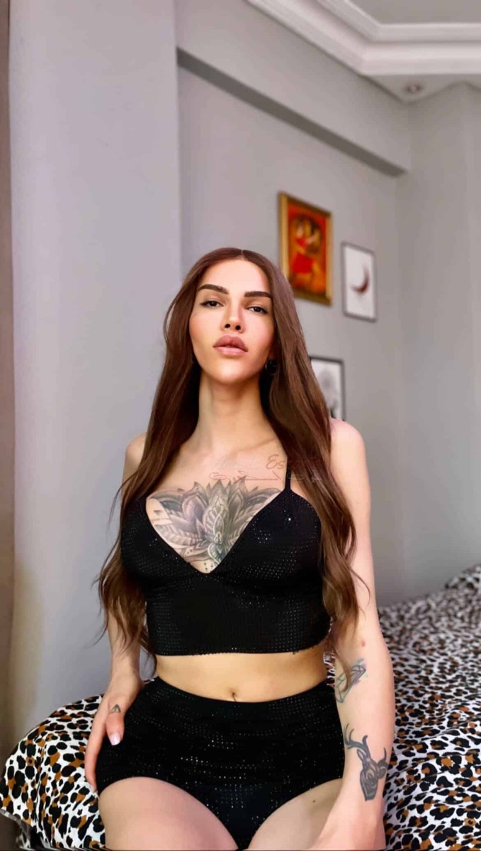 Dora XXL tattooed sexy shemale