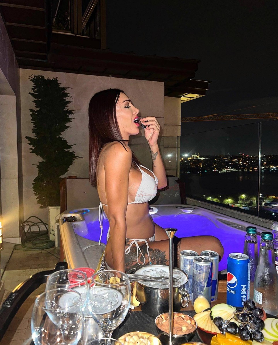 Girl and shemale group, all the fantasies